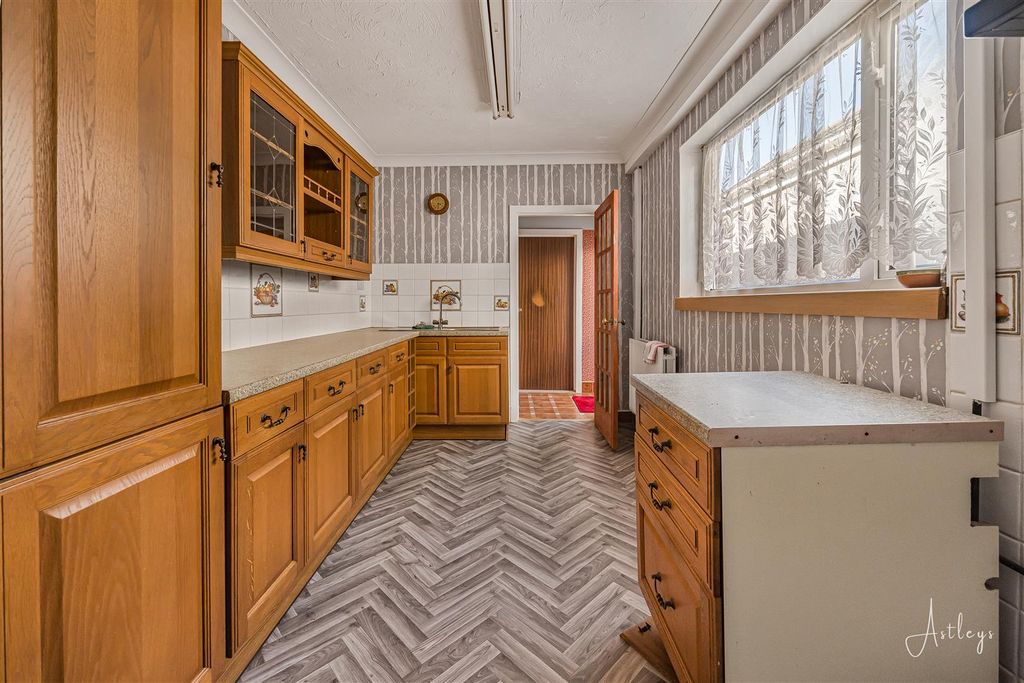 Property photo 3 of 12 Kitchen/Breakfast Room