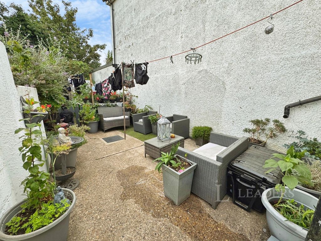 Property photo 2 of 12 Garden