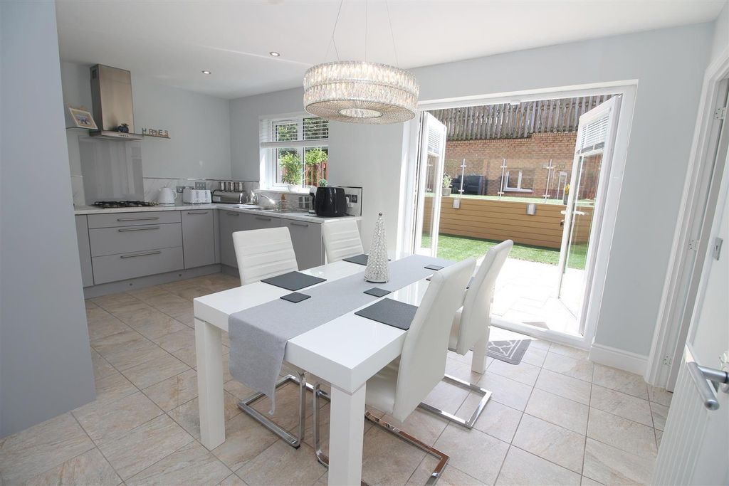 Property photo 3 of 25 Dining Kitchen