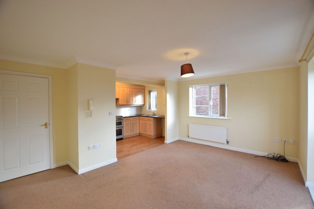 Property photo 2 of 8 Living Room/Kitchen