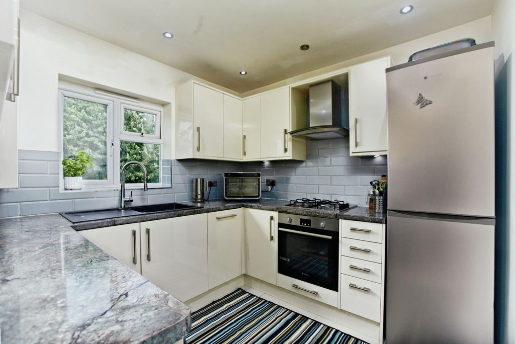 Property photo 3 of 10 Kitchen