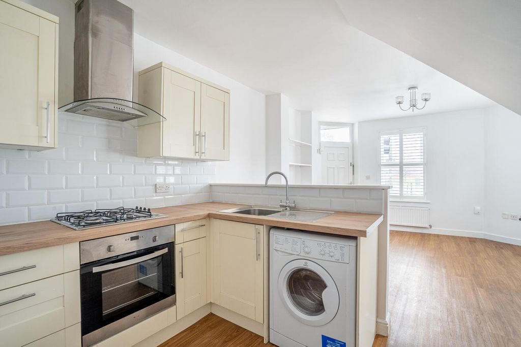 Property photo 3 of 9 Kitchen