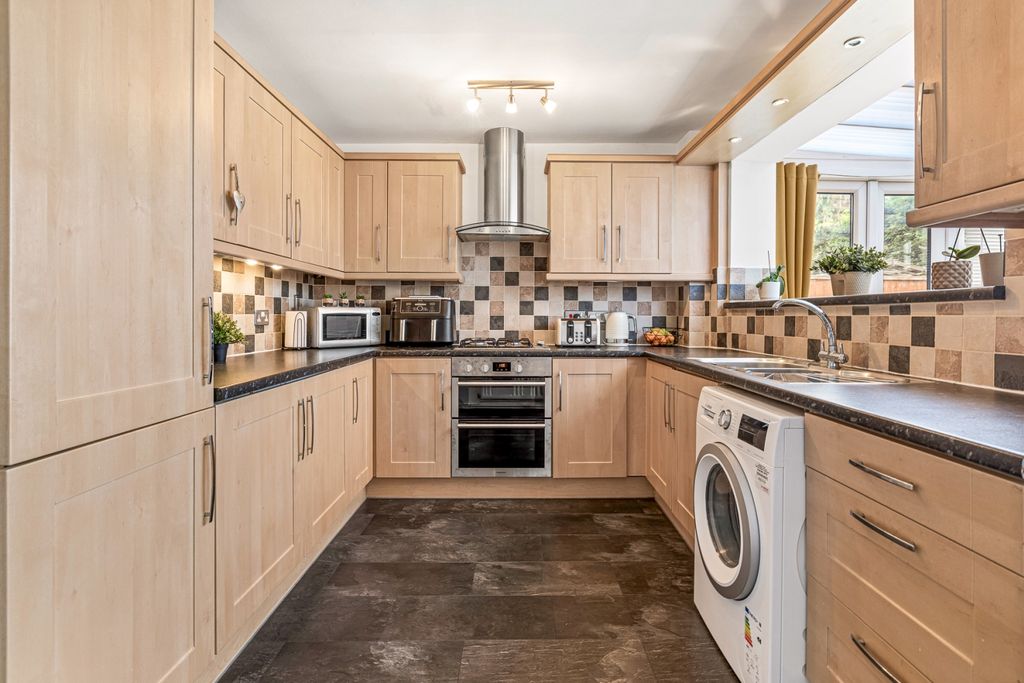 Property photo 3 of 12 Kitchen