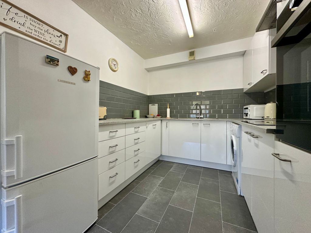 Property photo 2 of 9 Kitchen