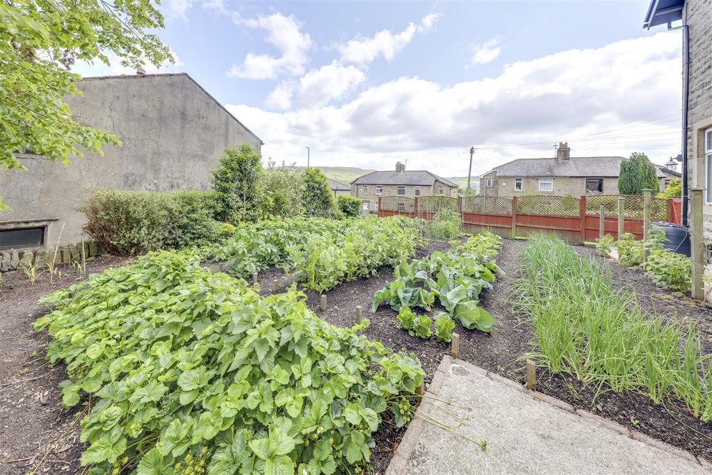 Property photo 2 of 35 Side Garden