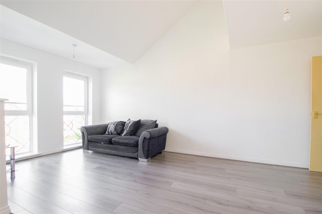 Property photo 3 of 13 Thackhall St-4.Jpg