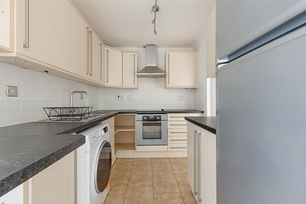 Property photo 2 of 9 14 Carlton Place, Se19 - 9