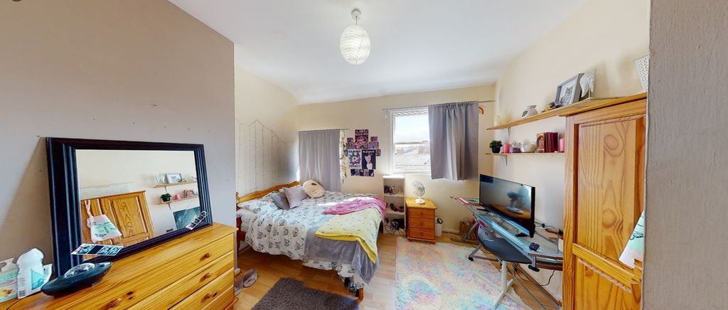 Property photo 3 of 13 A Spacious And Inviting Large Double Bedroom With ...