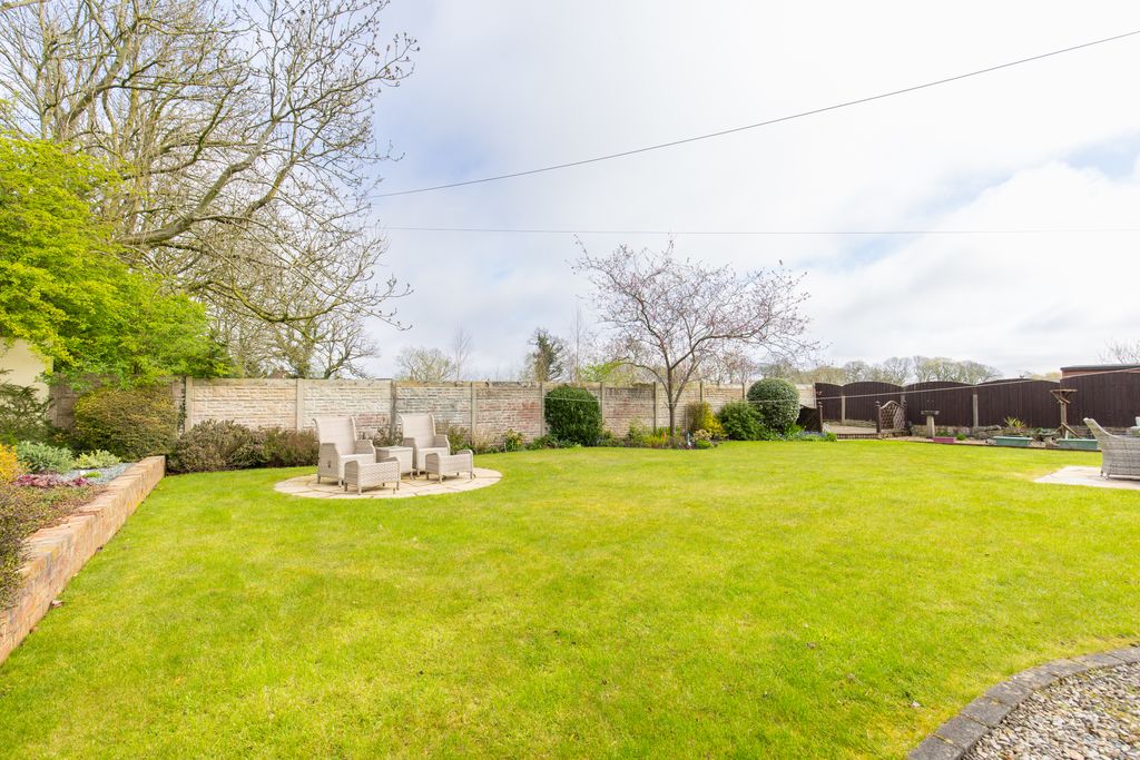 Property photo 3 of 18 Garden