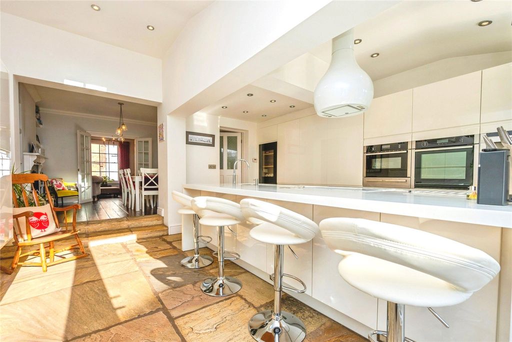 Property photo 3 of 19 Kitchen