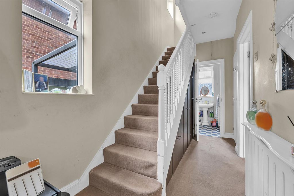 Property photo 2 of 23 Entrance Hall