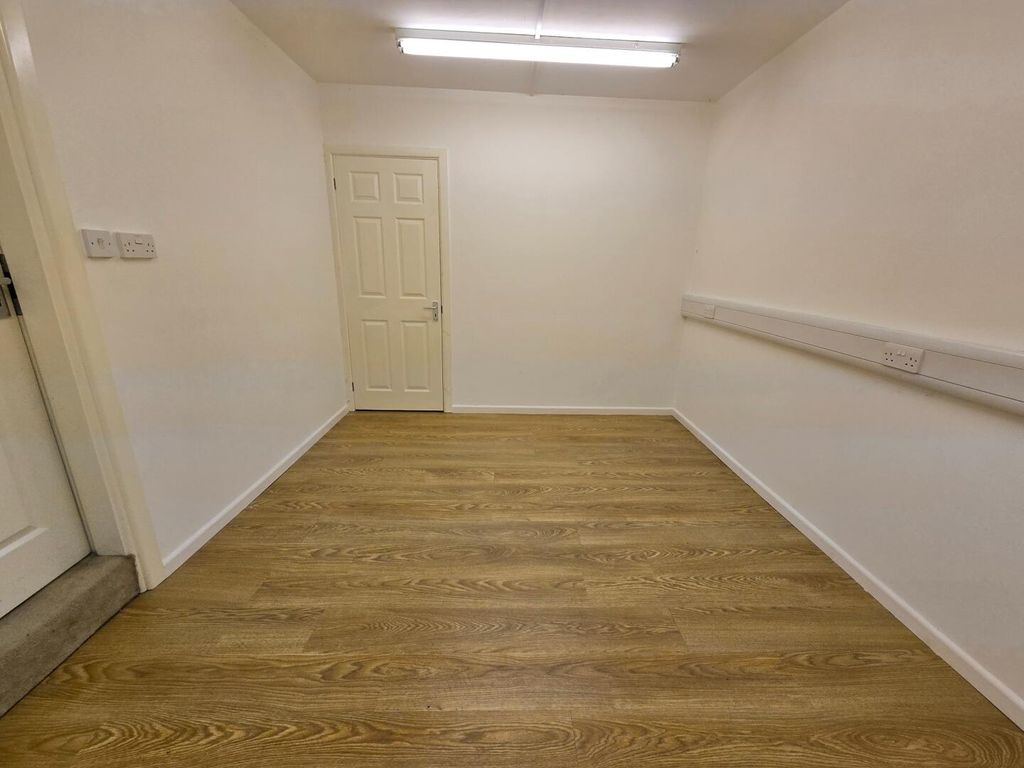 Property photo 2 of 9 Bedroom