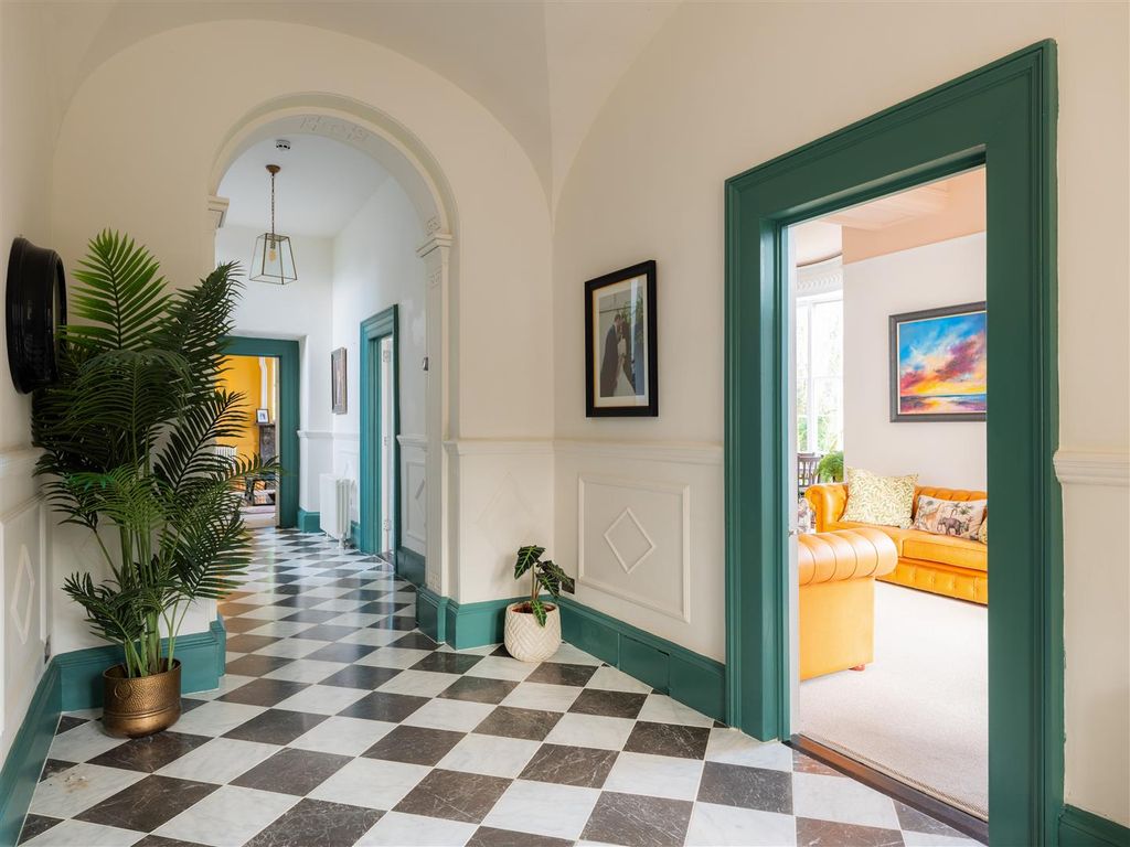 Property photo 2 of 46 Entrance Hall