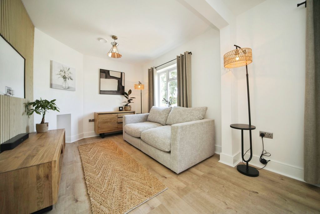 Property photo 2 of 20 Pbox-Img.Jpg