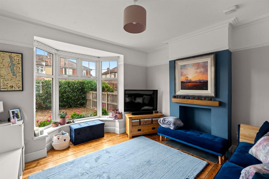 Property photo 2 of 25 7-Auraniaavenue-008.Jpg