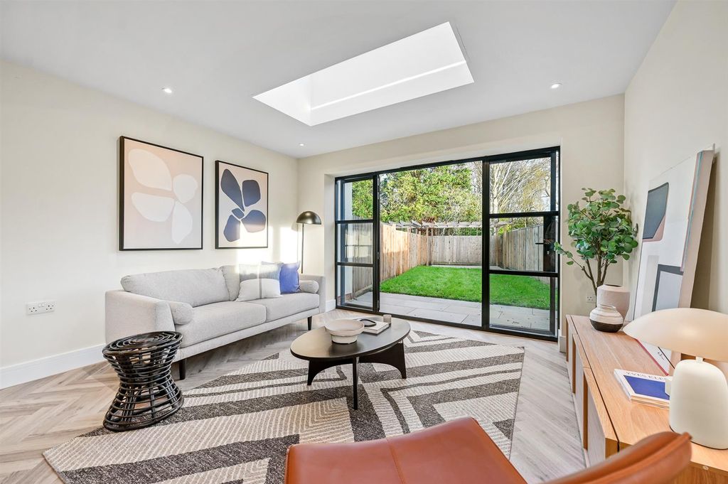 Property photo 3 of 13 Lounge (2).Jpg