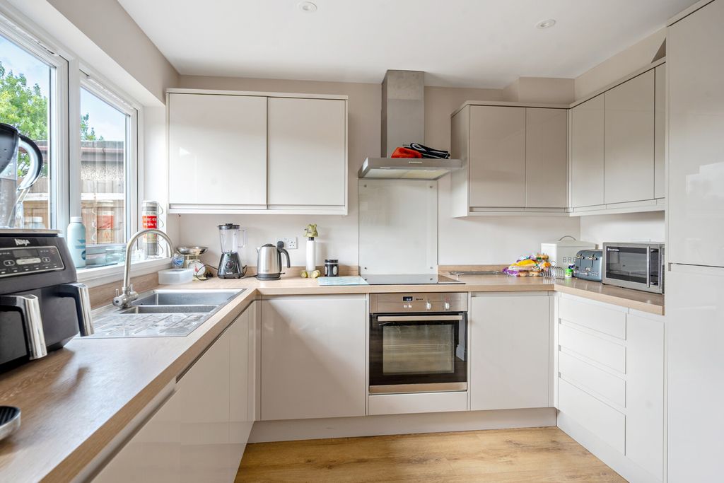 Property photo 3 of 27 1354300-11-68c7ee...