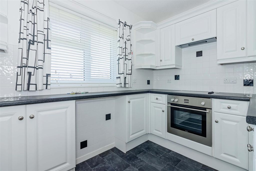 Property photo 2 of 11 Courtfields_6.Jpg