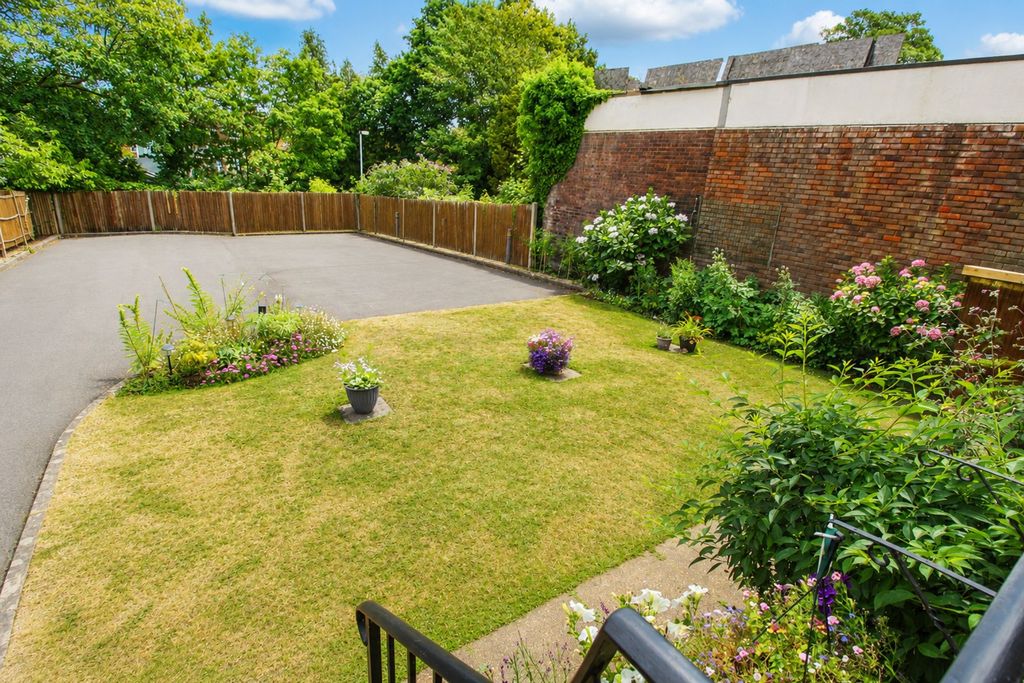 Property photo 2 of 8 Communal Garden