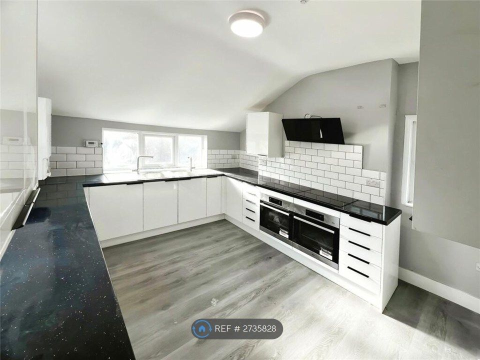 Property photo 3 of 6 Kitchen