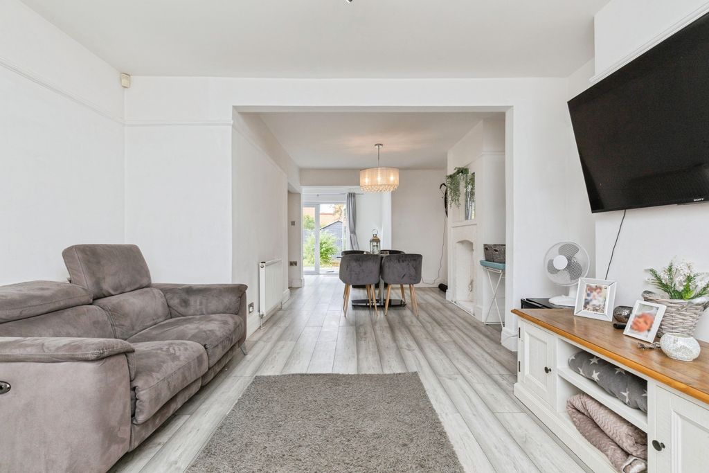 Property photo 1 of 20 Living / Dining Room