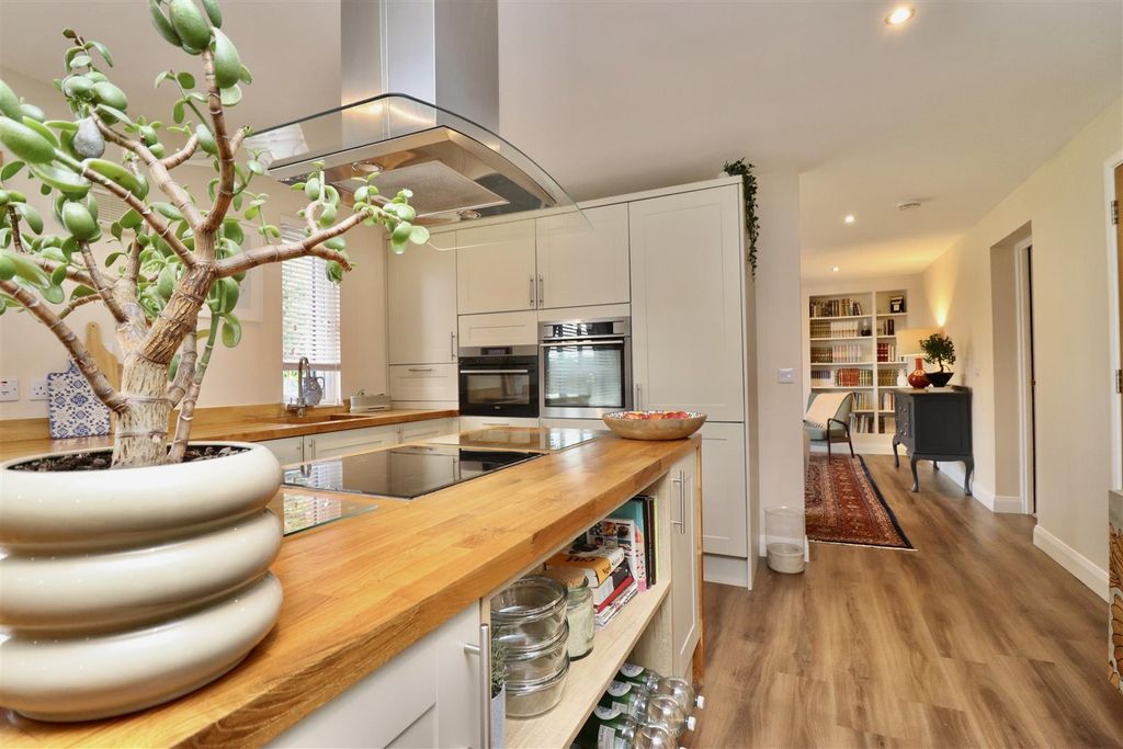 Property photo 1 of 18 Kitchen E