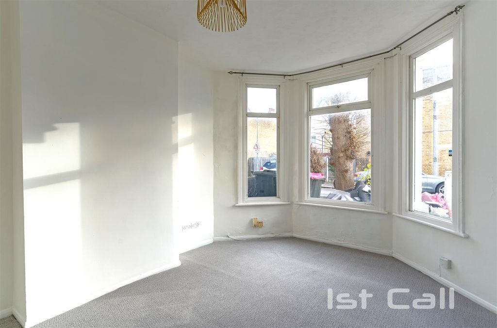 Property photo 2 of 12 Lounge