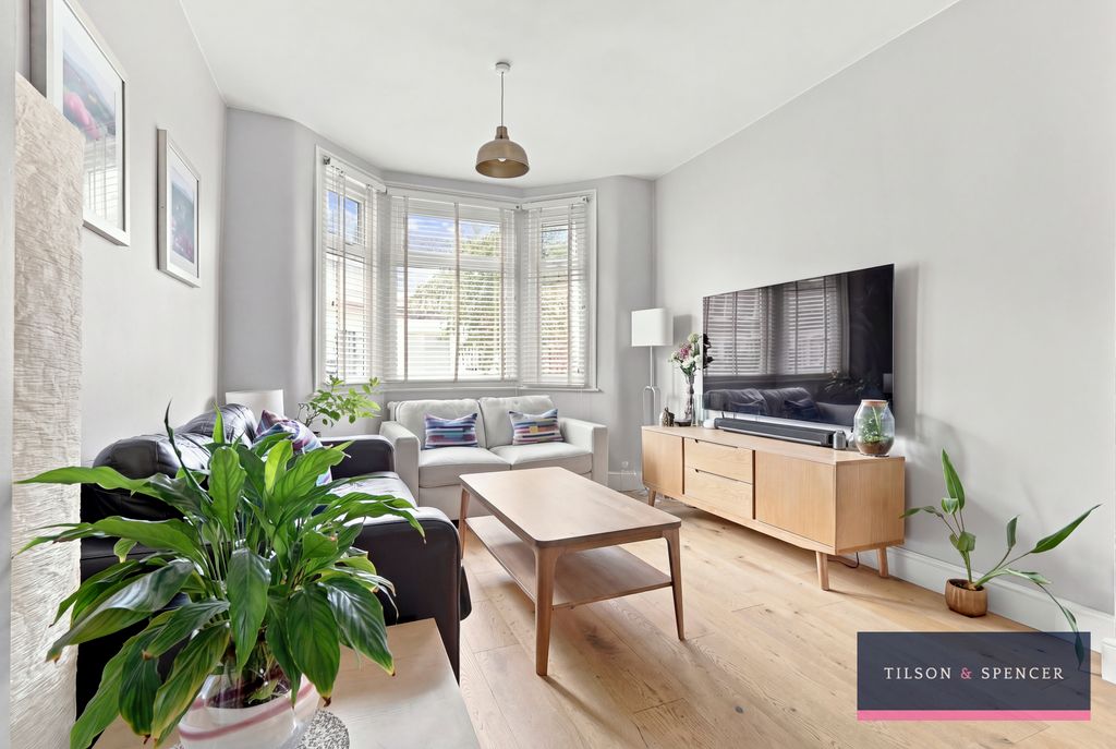 Property photo 1 of 19 1109202613_Tils_138 Sheldon Road _N18 1Rn_012_Wm