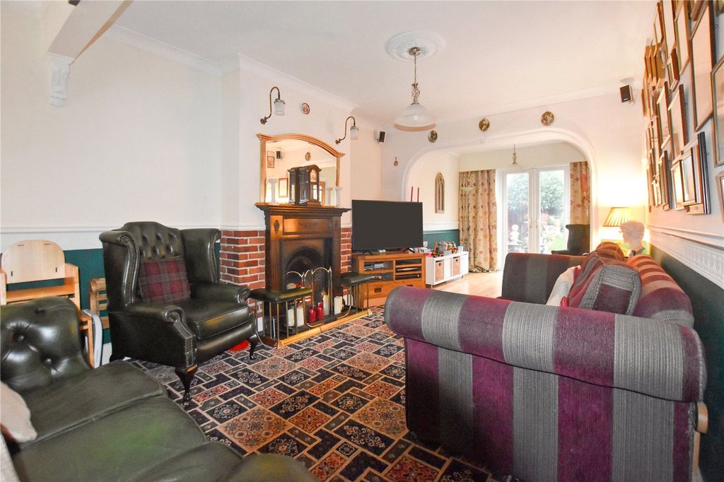 Property photo 2 of 19 Through Lounge