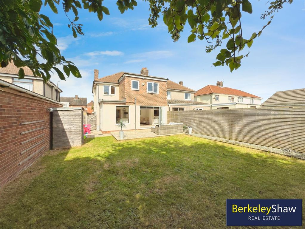 Property photo 1 of 25 E2Aa2c93--4B8D-836C-E1591F4399De-72256-0000181A227