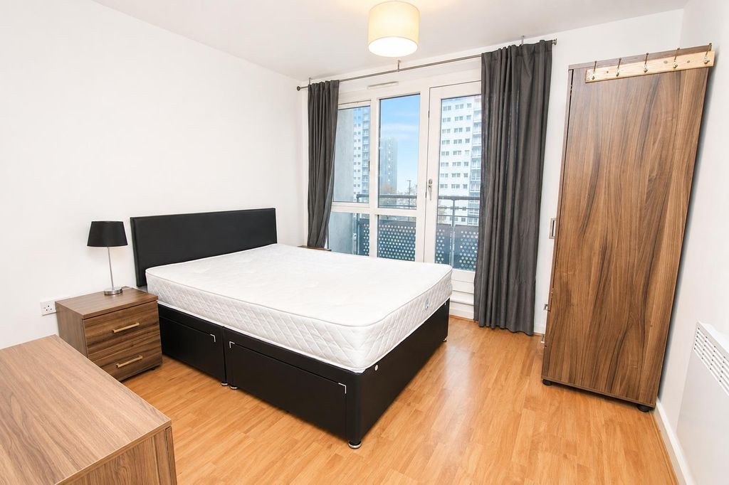 Property photo 3 of 9 Bright And Spacious Bedroom With Double Bed...