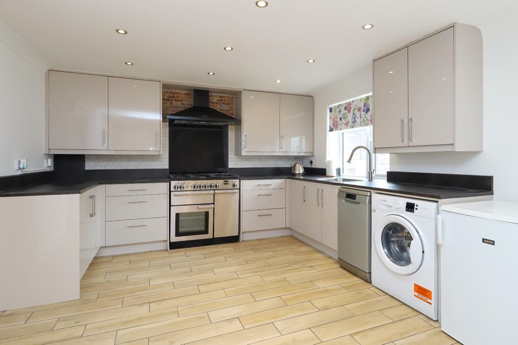 Property photo 2 of 11 4417882