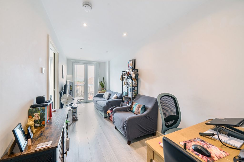 Property photo 3 of 9 1328736-9-687Fa36...