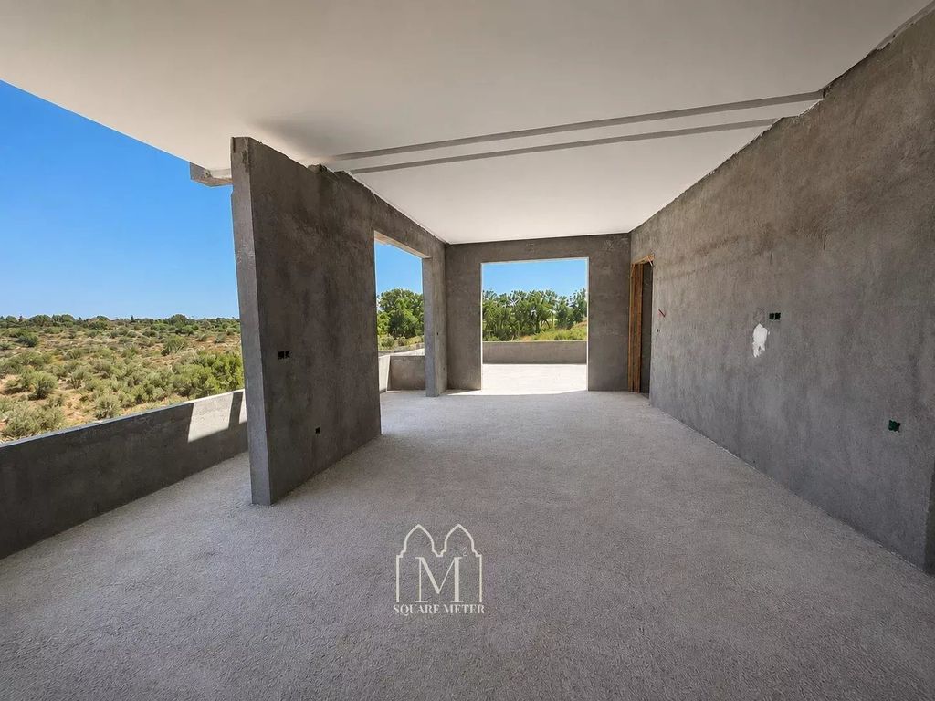 Property photo 1 of 6 Stunning 240 m² Villa In An Urban Area With Pool