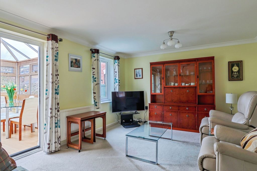 Property photo 3 of 18 Lounge