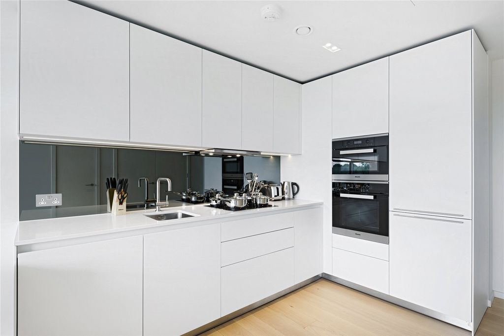 Property photo 3 of 17 Kitchen