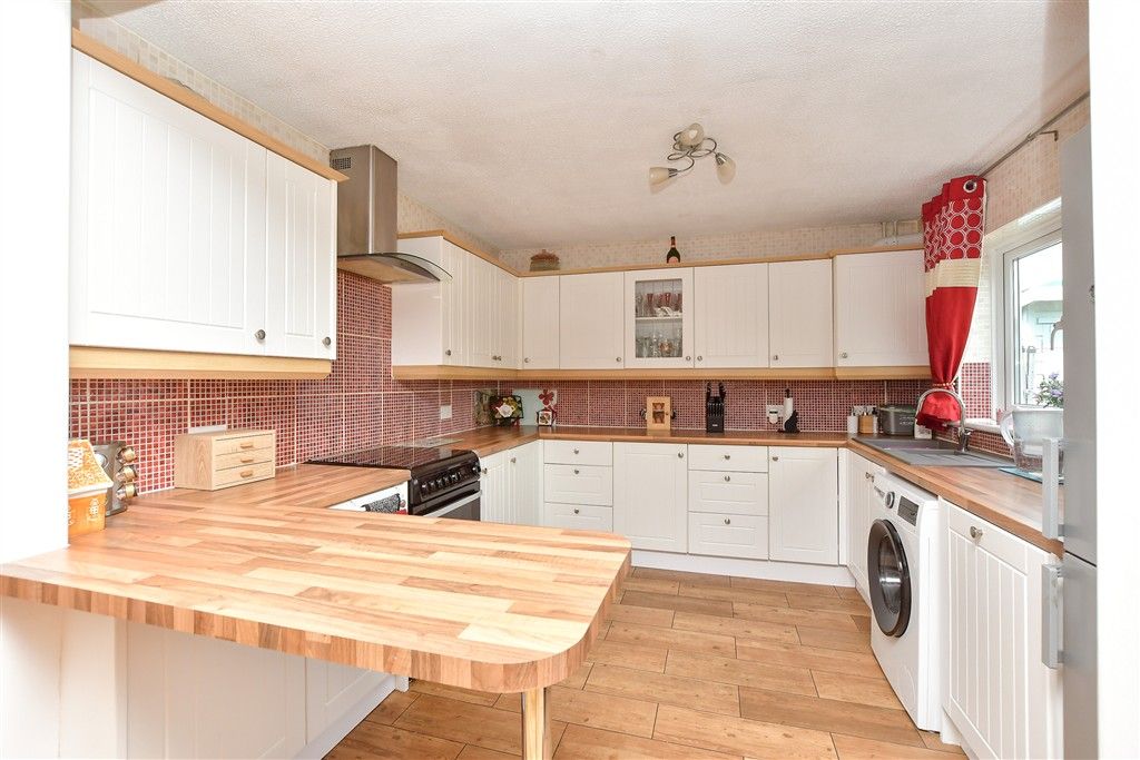 Property photo 3 of 11 Kitchen
