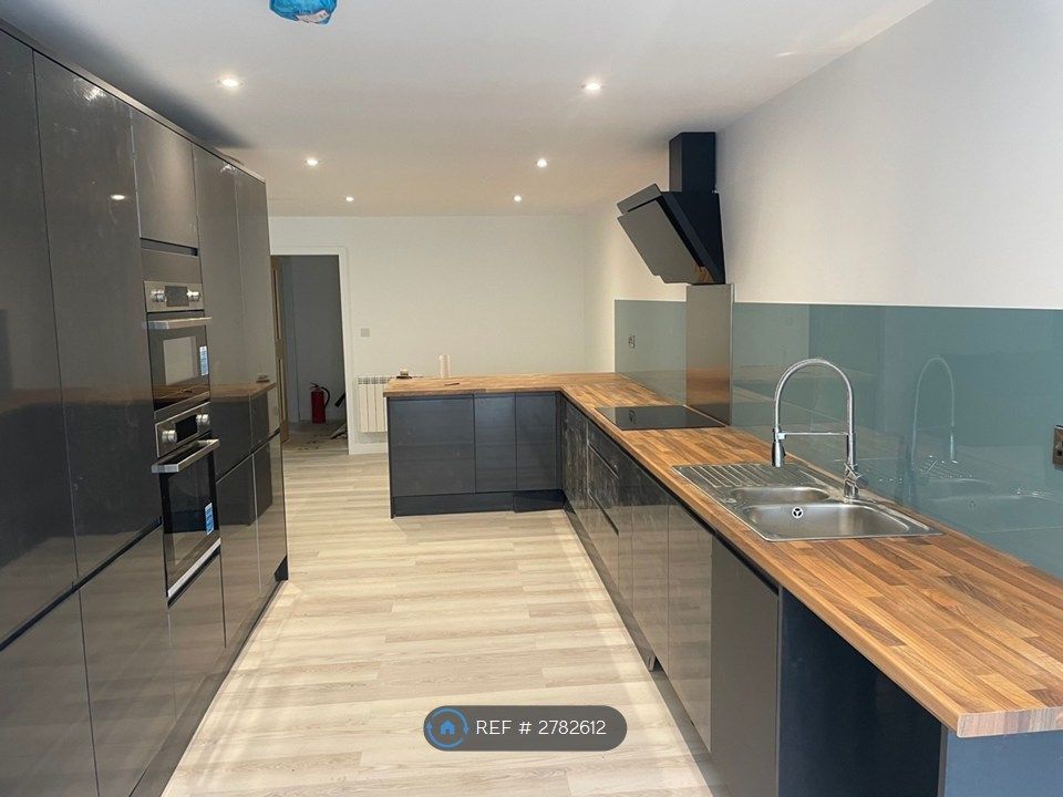 Property photo 3 of 10 Large Kitchen