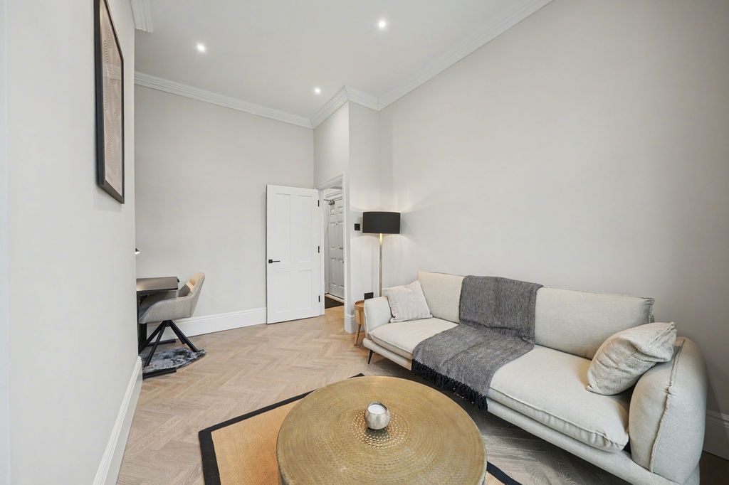 Property photo 3 of 21 Lounge