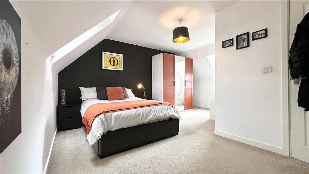 Property photo 2 of 30 Entrance Hall