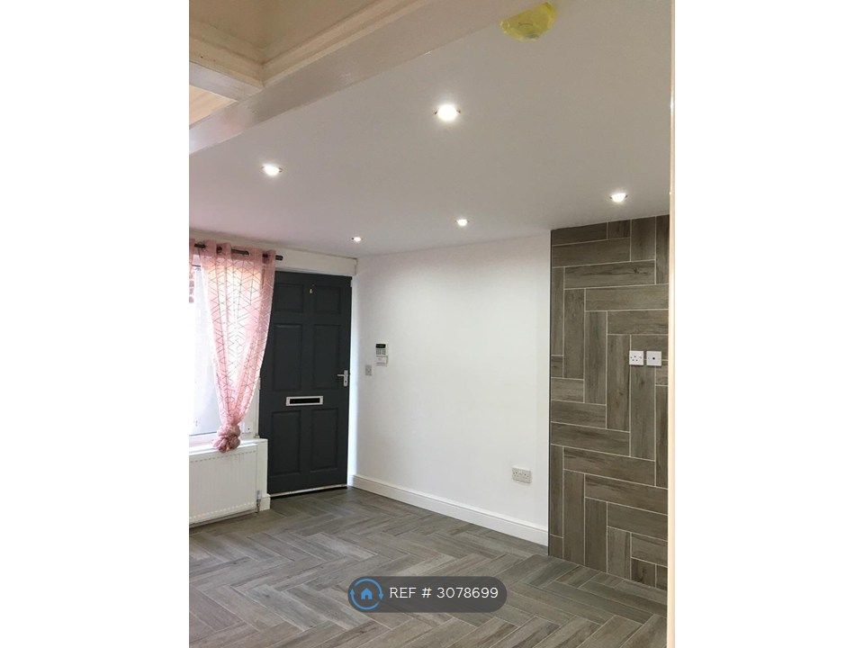 Property photo 3 of 7 Spacious Open Plan Living Room