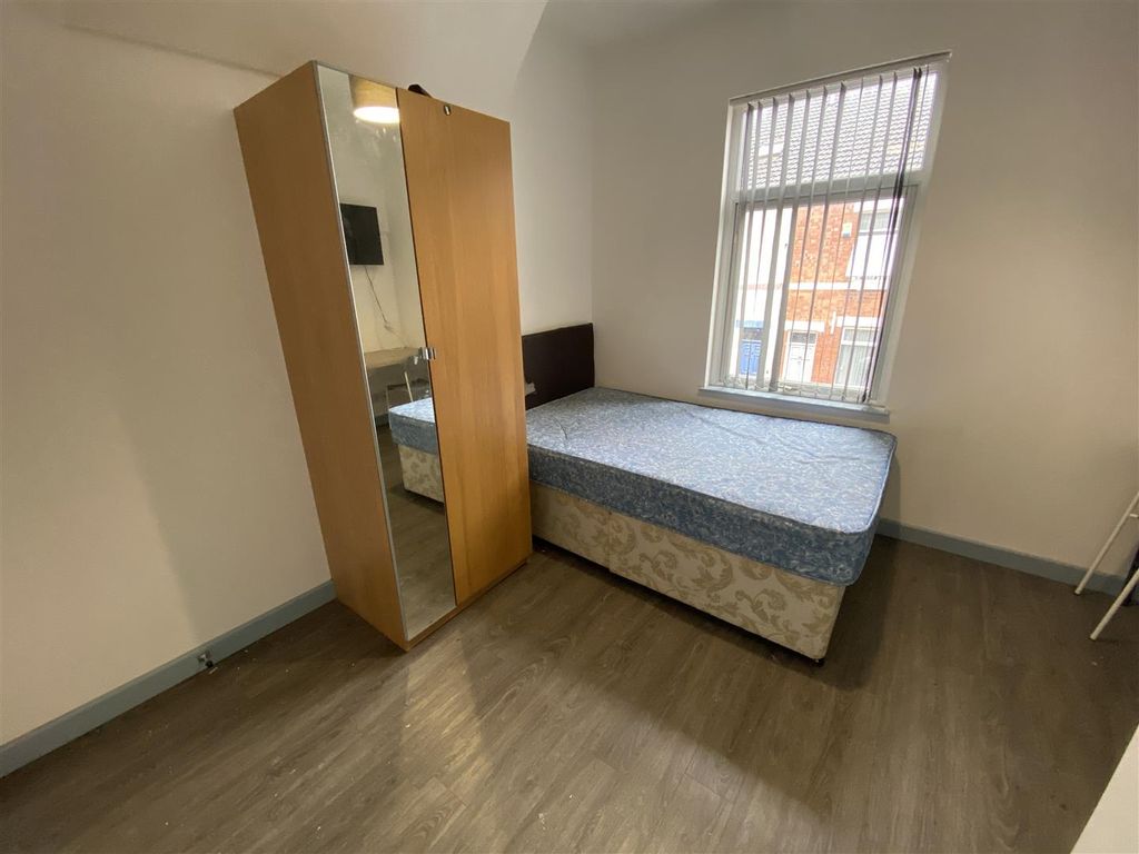 Property photo 1 of 11 Ensuite Bedroom 2