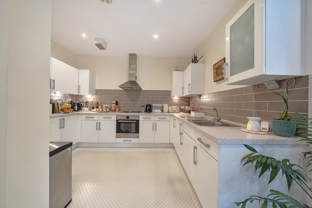 Property photo 3 of 12 Kitchen