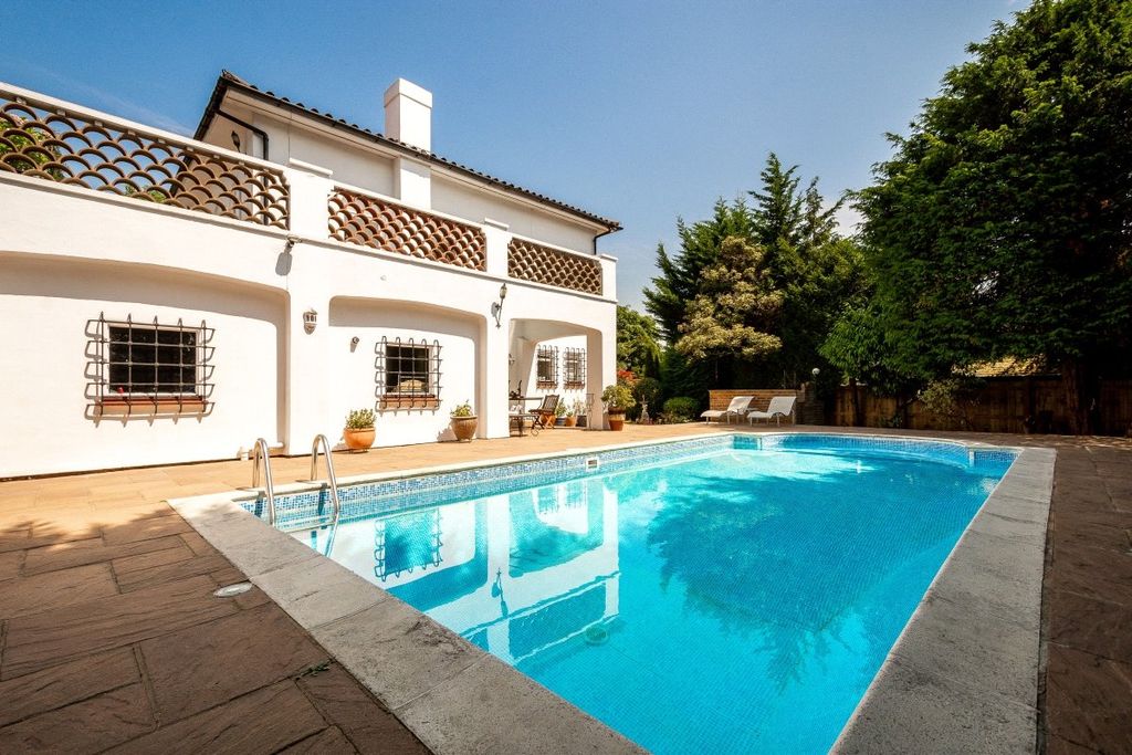 Property photo 1 of 35 Swimming Pool