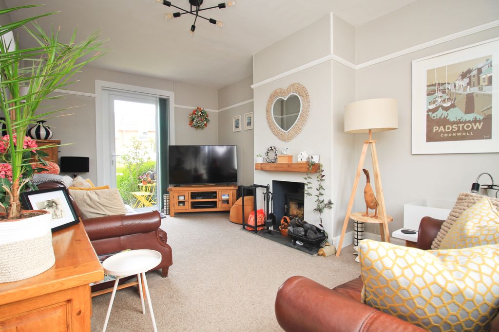 Property photo 3 of 17 Sitting Room