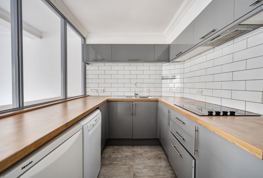 Property photo 3 of 10 1369081-13-68ee46...