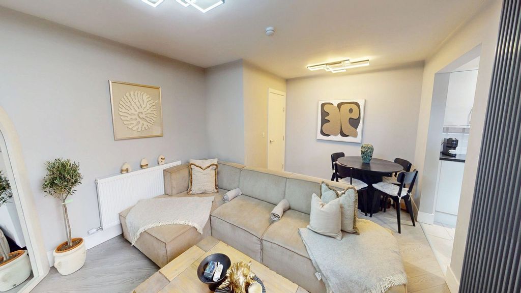 Property photo 3 of 14 Lounge