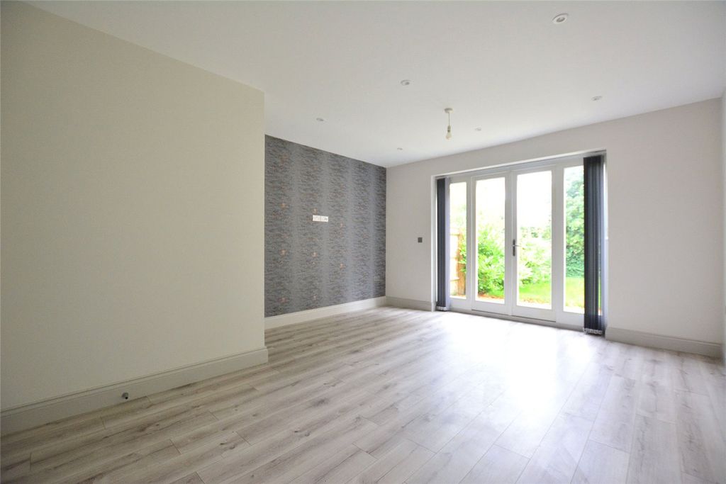 Property photo 3 of 15 Picture No. 02