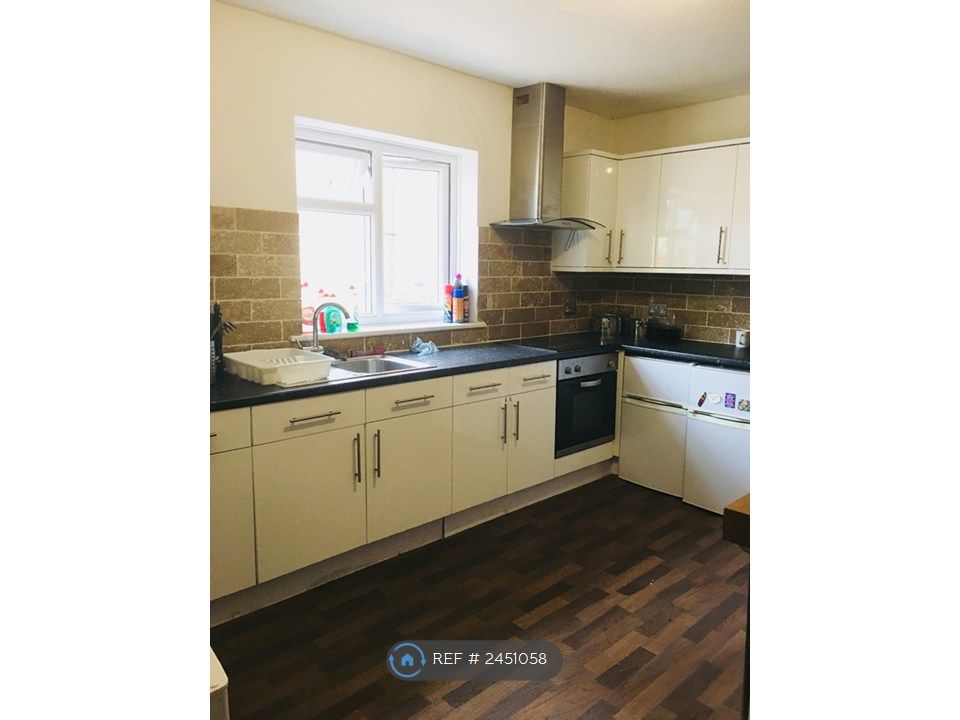 Property photo 2 of 6 Shared Kitchen