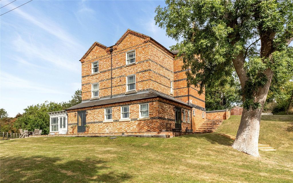 Property photo 2 of 28 Station House